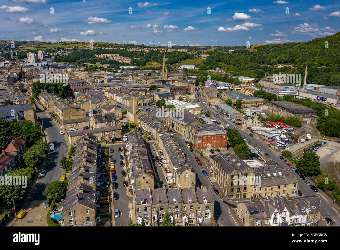 Halifax West Yorkshire Aerial Drone Nestle stazione ferroviaria Foto Stock