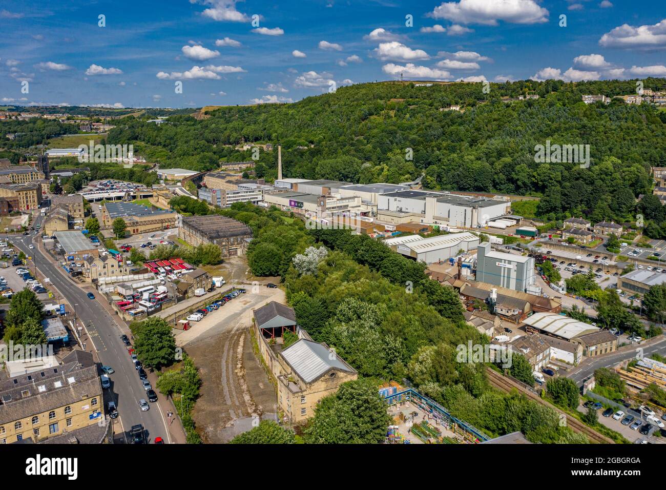 Halifax West Yorkshire Aerial Drone Nestle stazione ferroviaria Foto Stock