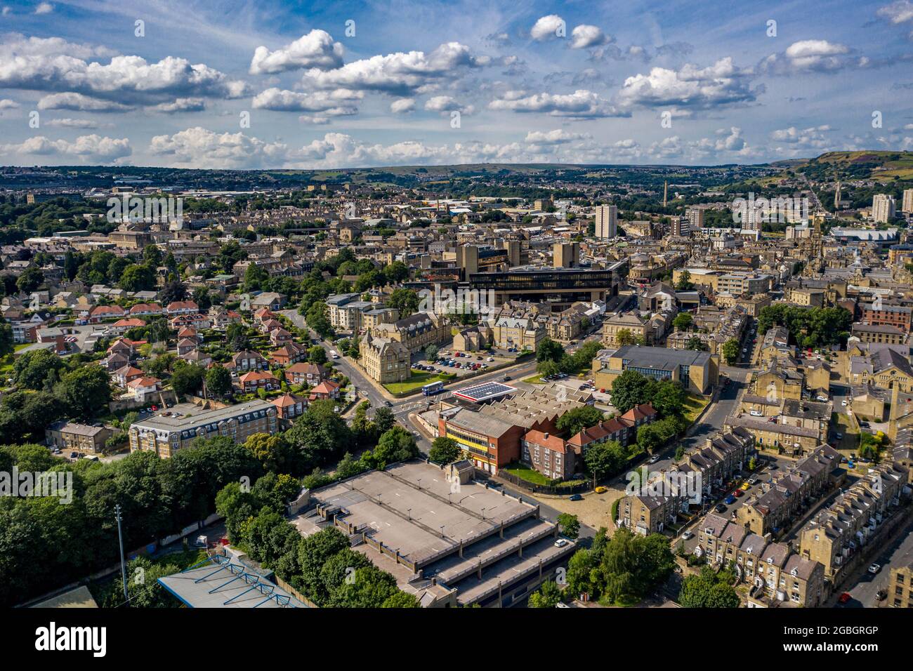Halifax West Yorkshire Aerial Drone Nestle stazione ferroviaria Foto Stock