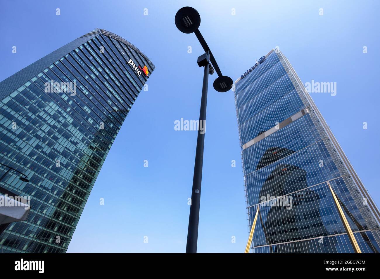 MILANO, ITALIA 15 GIUGNO 2021 - Torre Libeskind o Torre PWC e Torre Isozaki nella zona di vita cittadina 'tre Torri', a Milano Foto Stock