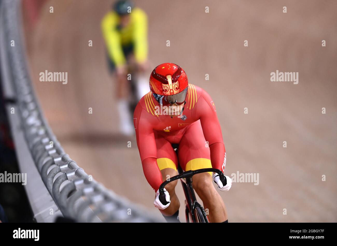 (210804) --IZU, 4 agosto 2021 (Xinhua) -- Xu Chao della Cina compete durante la partita di sprint maschile della pista ciclabile ai Giochi Olimpici di Tokyo 2020, a Izu, Giappone, 4 agosto 2021. (Xinhua/Zhang Hongxiang) Foto Stock