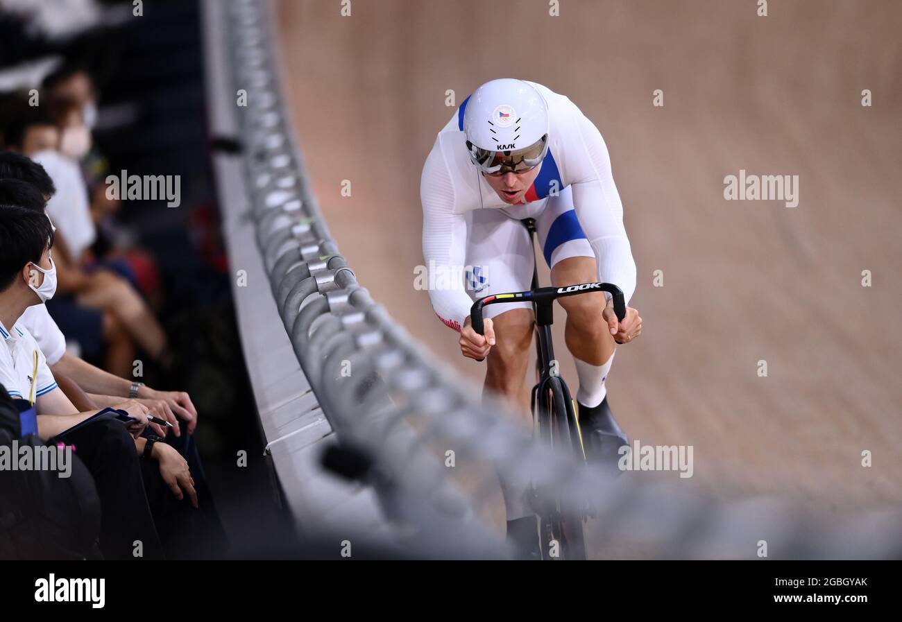(210804) --IZU, 4 agosto 2021 (Xinhua) -- Tomas Babek della Repubblica Ceca compete durante la partita di sprint maschile in pista ciclistica ai Giochi Olimpici di Tokyo 2020, a Izu, Giappone, 4 agosto 2021. (Xinhua/Zhang Hongxiang) Foto Stock