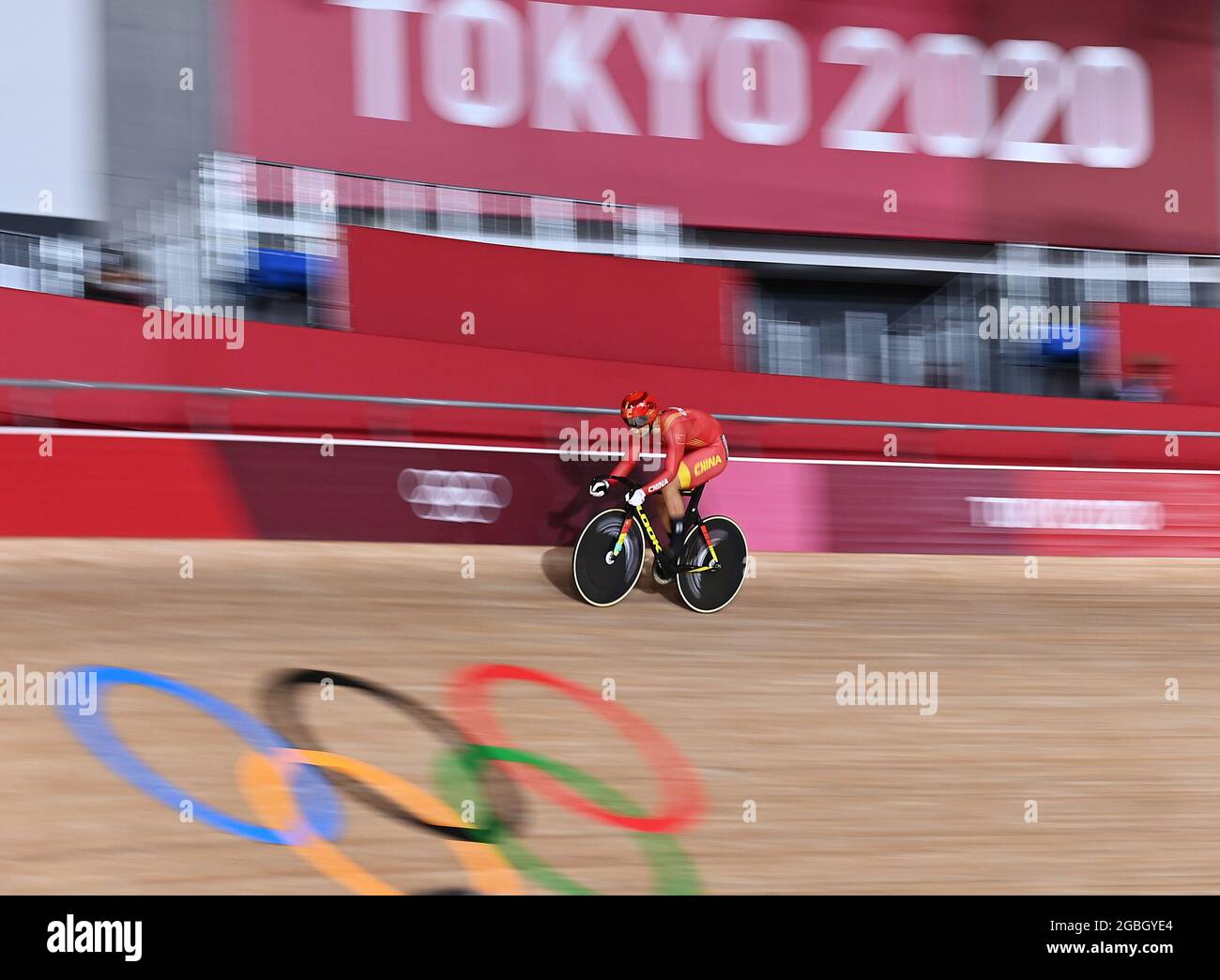 (210804) --IZU, 4 agosto 2021 (Xinhua) -- Xu Chao della Cina compete durante la partita di sprint maschile della pista ciclabile ai Giochi Olimpici di Tokyo 2020, a Izu, Giappone, 4 agosto 2021. (Xinhua/HE Changshan) Foto Stock