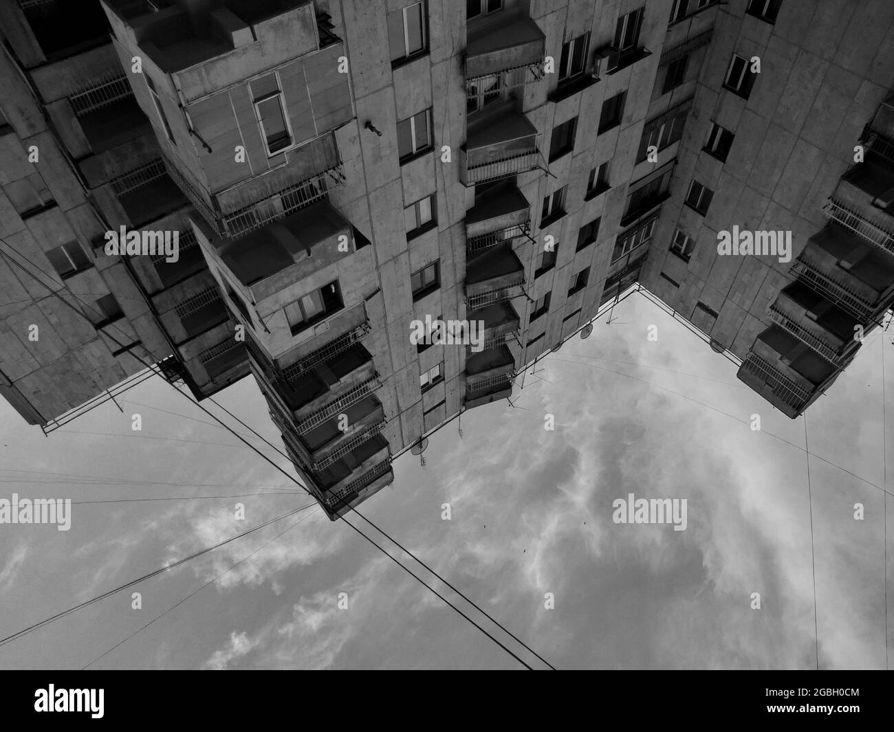 Basso angolo di un alto edificio residenziale con facciata ad angolo Foto Stock