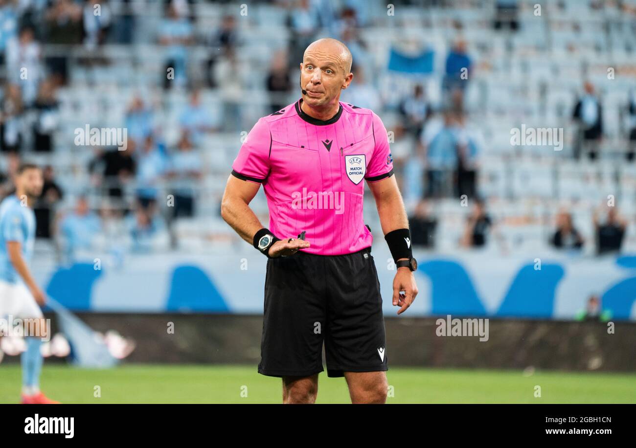 Malmo, Svezia. 3 agosto 2021. Arbitro Szymon Marciniak visto in azione durante la partita di qualificazione della Champions League tra Malmö FF e Rangers FC all'Eleda Stadion di Malmö. (Photo Credit: Gonzales Photo/Alamy Live News Foto Stock