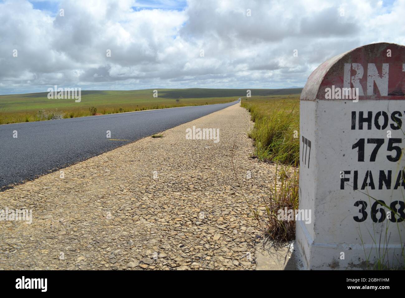 Leggendaria strada chiamata National Route 7 del Madagascar in una giornata di sole Foto Stock