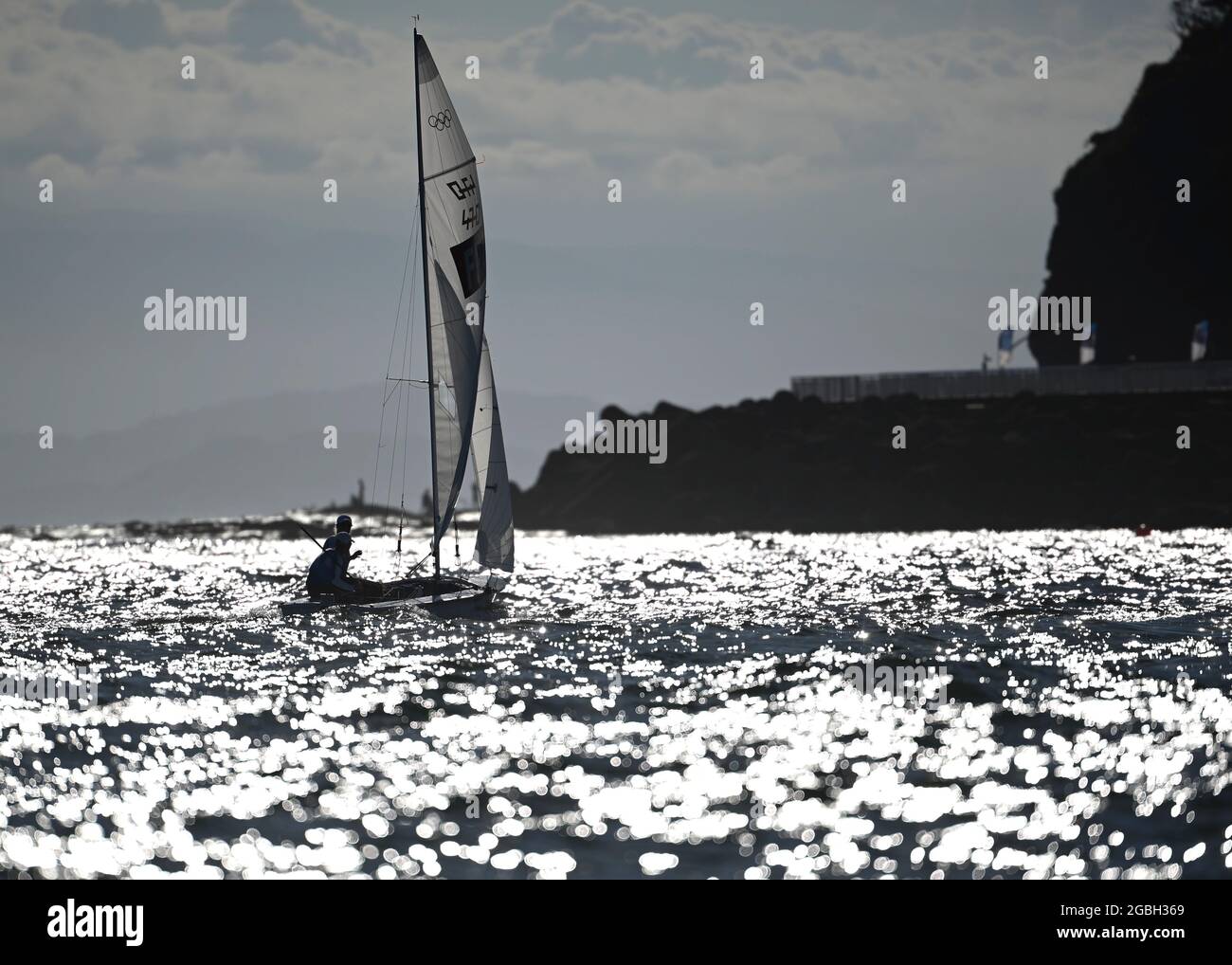 Kanagawa, Giappone. 4 agosto 2021. Camille Lecointre (fronte)/Aloise Retornaz di Francia reagiscono dopo la gara di due persone dinghy 470 delle donne in vela ai Giochi Olimpici di Tokyo 2020 a Kanagawa, Giappone, 4 agosto 2021. Credit: Huang Zongzhi/Xinhua/Alamy Live News Foto Stock