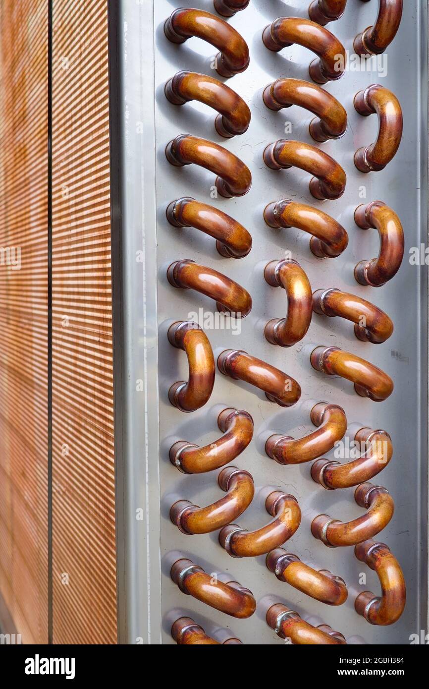 Un colpo stretto di tubi di rame semplici di una bobina di condensatore di Chiller Foto Stock