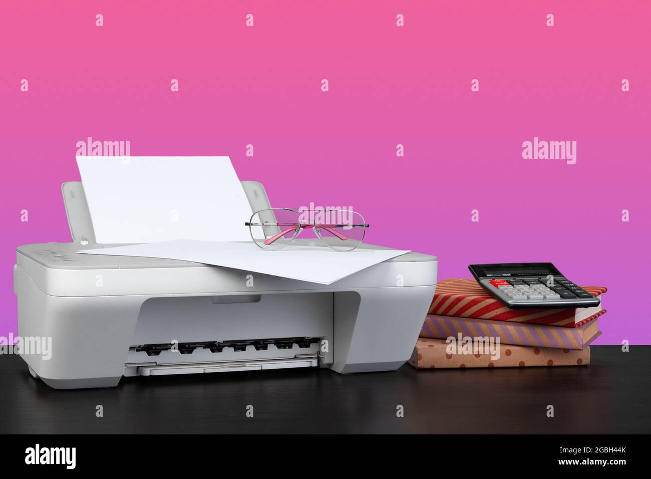 Stampante laser domestica compatta su sfondo grigio Foto stock - Alamy