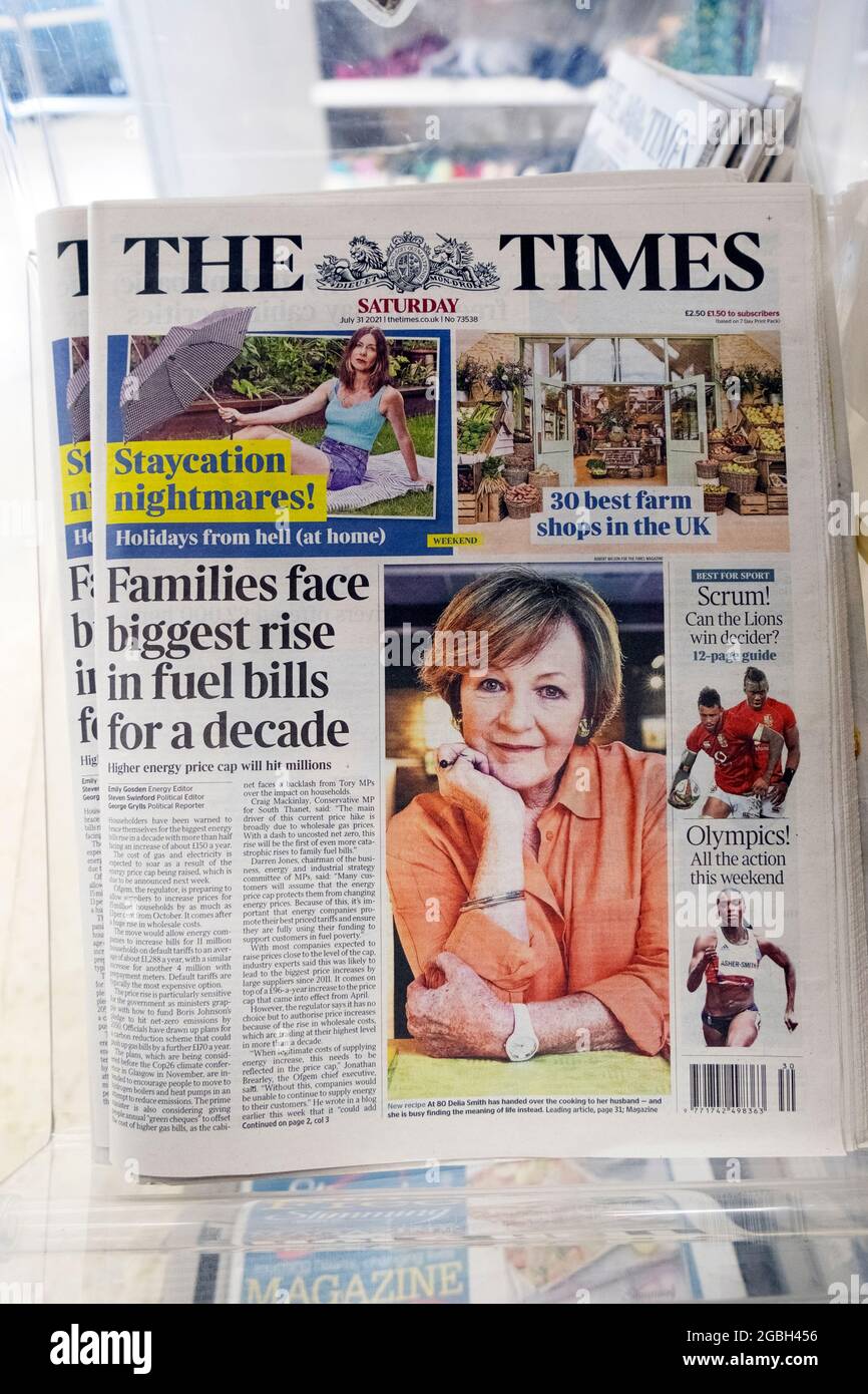 Il titolo del giornale Times 'le famiglie devono affrontare il più grande aumento delle bollette carburante per un decennio' e la prima pagina di Delia Smith il 31 luglio 2021 a Londra UK Foto Stock