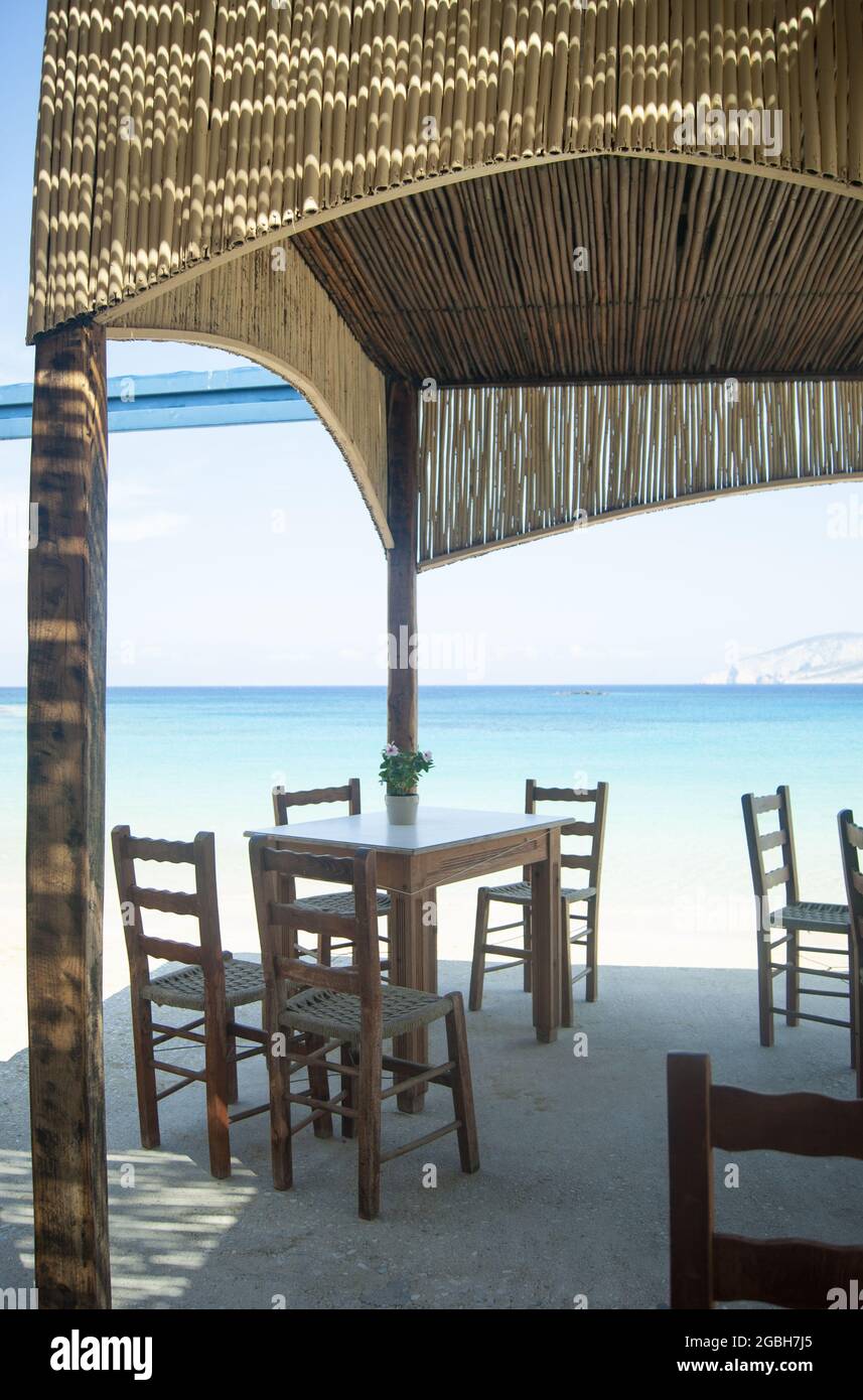 Tradizionale taverna greca, isola di Koufonisi, Grecia semplice ristorante sul mare vicino alla spiaggia. Shot verticale. Nessuna gente. Sfondo sfocato con copie s. Foto Stock