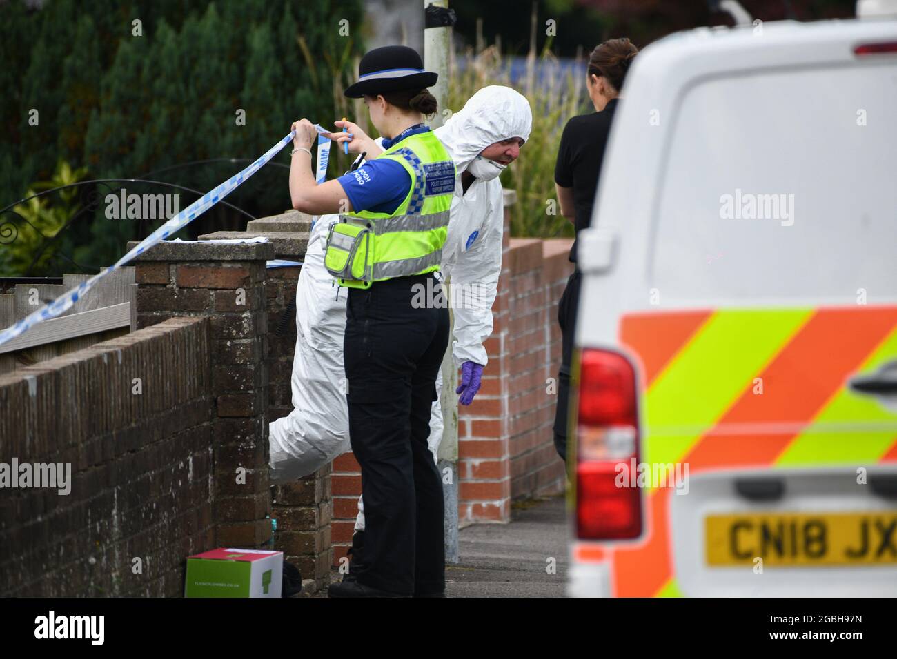 Un ufficiale forense lascia la casa di famiglia di Logan Williamson, di cinque anni, conosciuto anche come Logan Logan Mwangi, mentre la polizia continua a indagare sulla morte del bambino a Bridgend, nel Galles meridionale. Tre persone sono state arrestate per sospetto di omicidio. Foto Stock