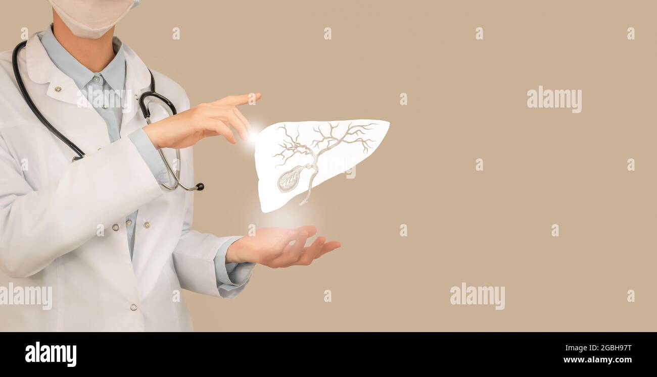 Medico femminile che tiene in mano la vescica di gallina virtuale. Organo umano Handrawn, spazio copia sul lato destro, colore beige. Concetto di assistenza ospedaliera sanitaria Foto Stock