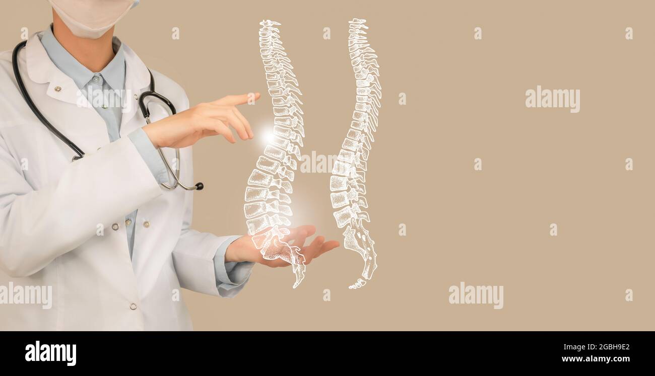 Dottore femminile che tiene la colonna virtuale in mano. Organo umano Handrawn, spazio copia sul lato destro, colore beige. Assistenza sanitaria ospedaliera Foto Stock