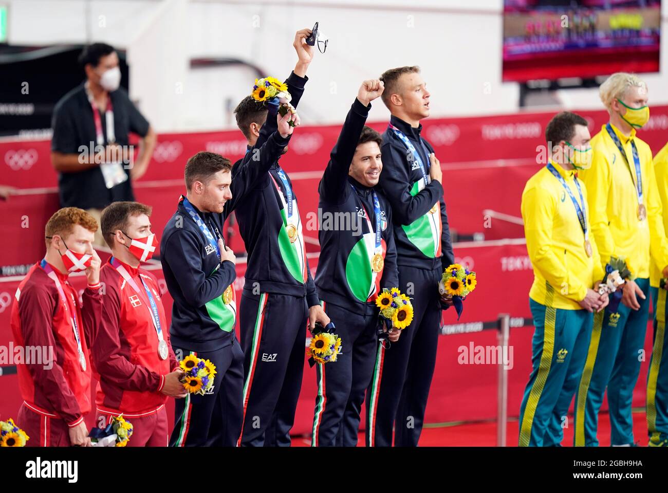 Simone Consonni, Flippo Ganna, Francesco Lamon e Jonathan Milan raccolgono il loro oro per la squadra maschile Pursuit durante la pista ciclistica al Velodrome di Izu il dodicesimo giorno dei Giochi Olimpici di Tokyo 2020 in Giappone. Data immagine: Mercoledì 4 agosto 2021. Foto Stock