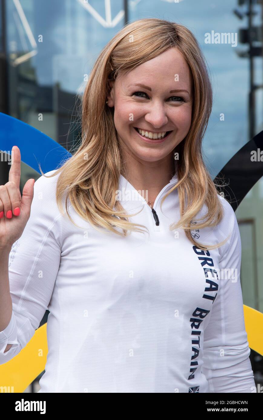 Gli atleti del team GB Joanna Roswell, medaglia d'oro alle due Olimpiadi in bicicletta e Linford Christie, medaglia d'oro e di scorver in sprint, lanciano il gioco ufficiale delle Olimpiadi con l'aiuto di Sonic the Hedgehog al Team GB Fanzone di Westfield White City, West London, UK. Foto Stock