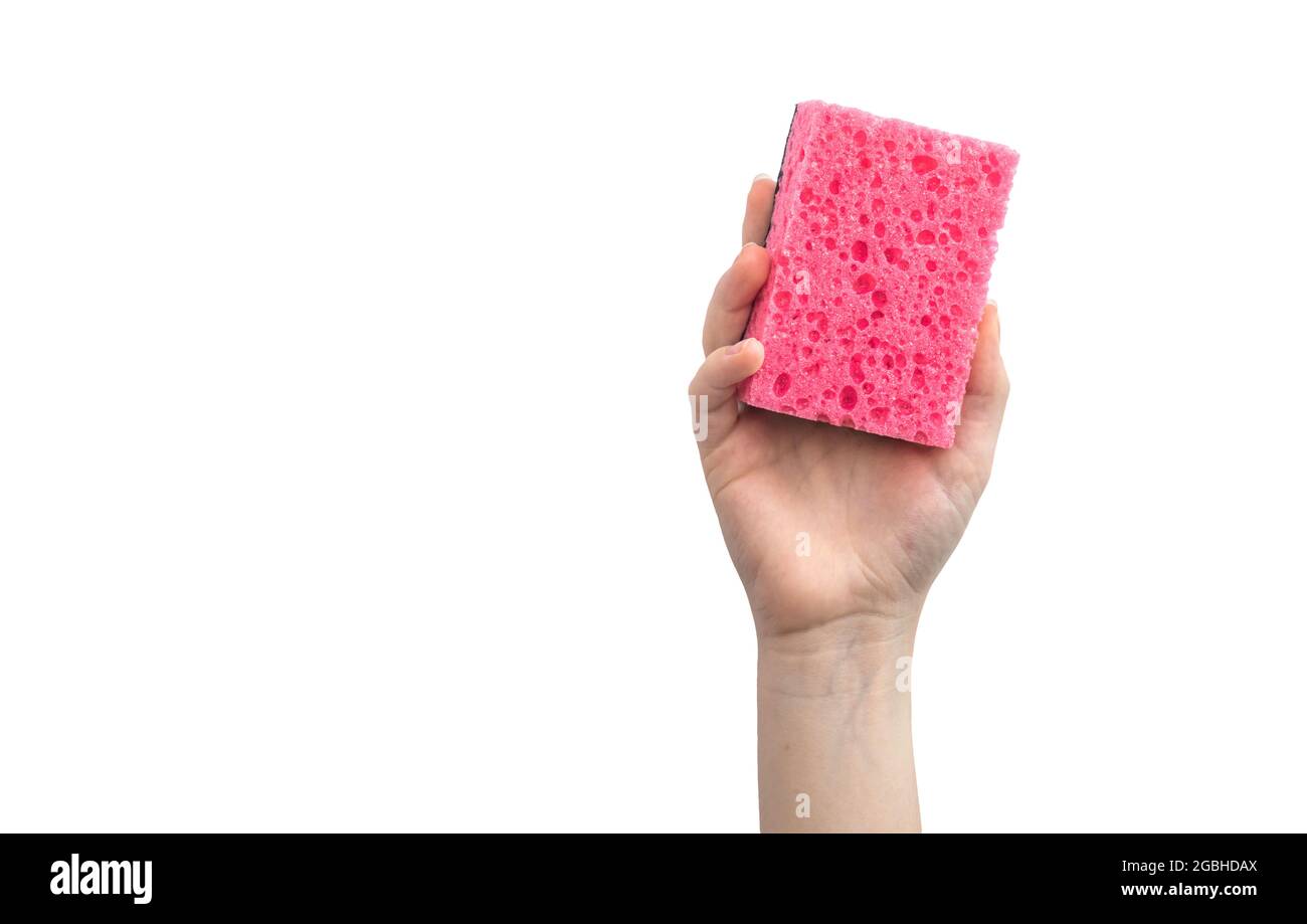 Mano con spugna rossa da cucina isolata su fondo bianco Foto Stock