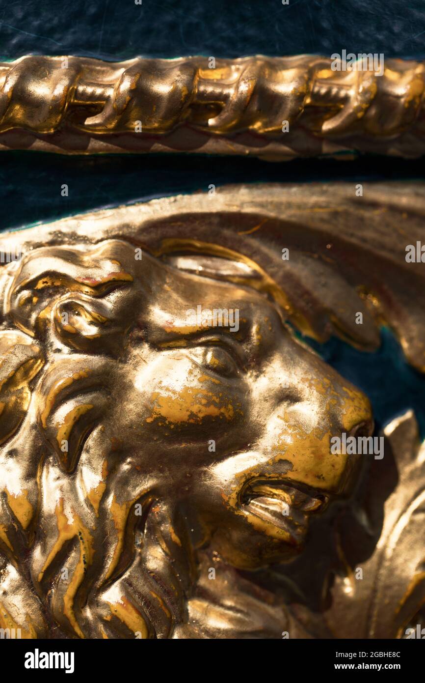 San Pietroburgo, Peterhof, Russia - Luglio 09 2021: Primo piano estremo della decorazione del vaso. Testa di leone dorata. Foto Stock