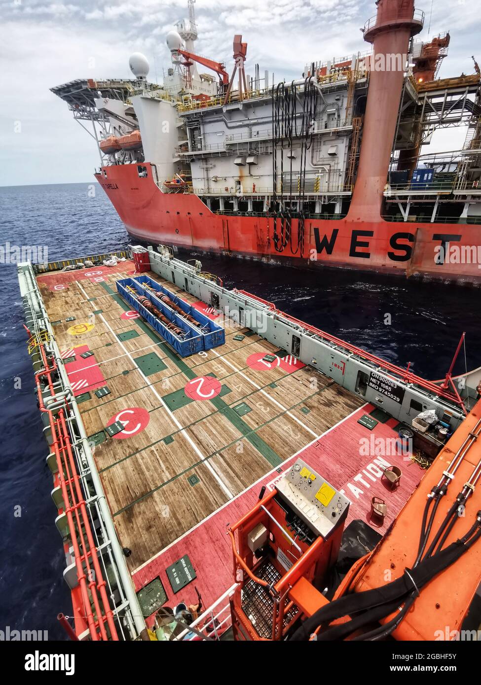 MPSV o serbatoio di alimentazione multiuso insieme alla nave di perforazione per fornire carico per il funzionamento dei pozzi di perforazione Foto Stock