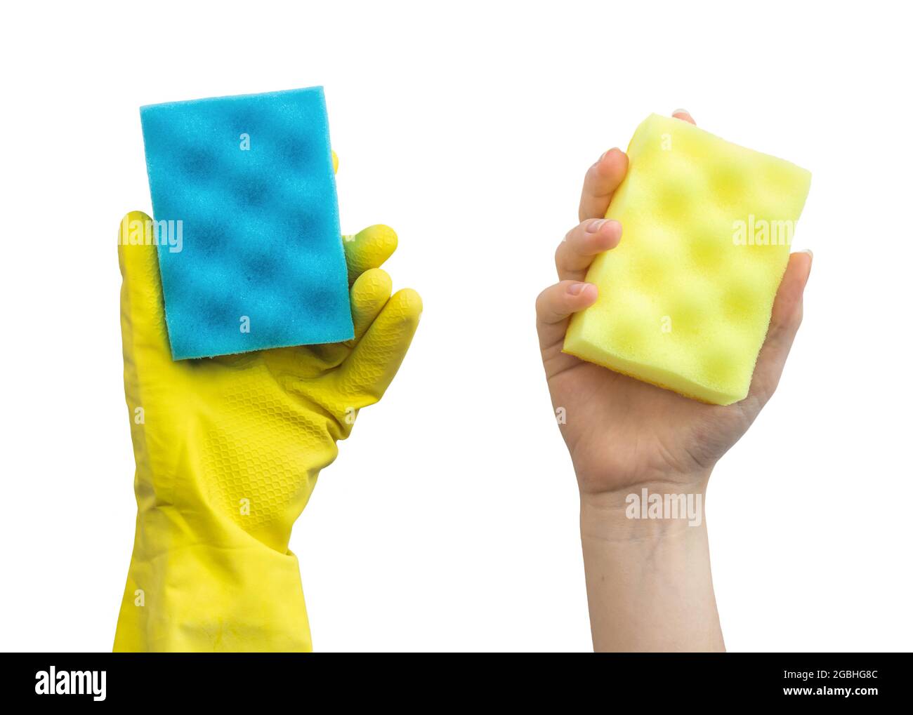 Guanto manuale con spugna da cucina per la pulizia confrontate a mano senza guanto in gomma, isolato su fondo bianco Foto Stock