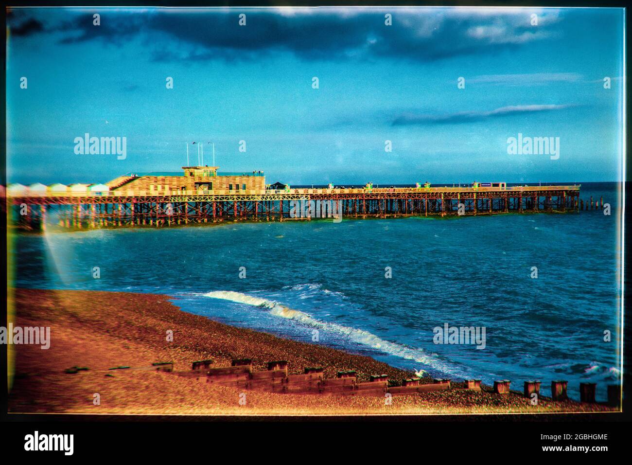 Molo di Hastings al tramonto, Cross toni elaborati Foto Stock