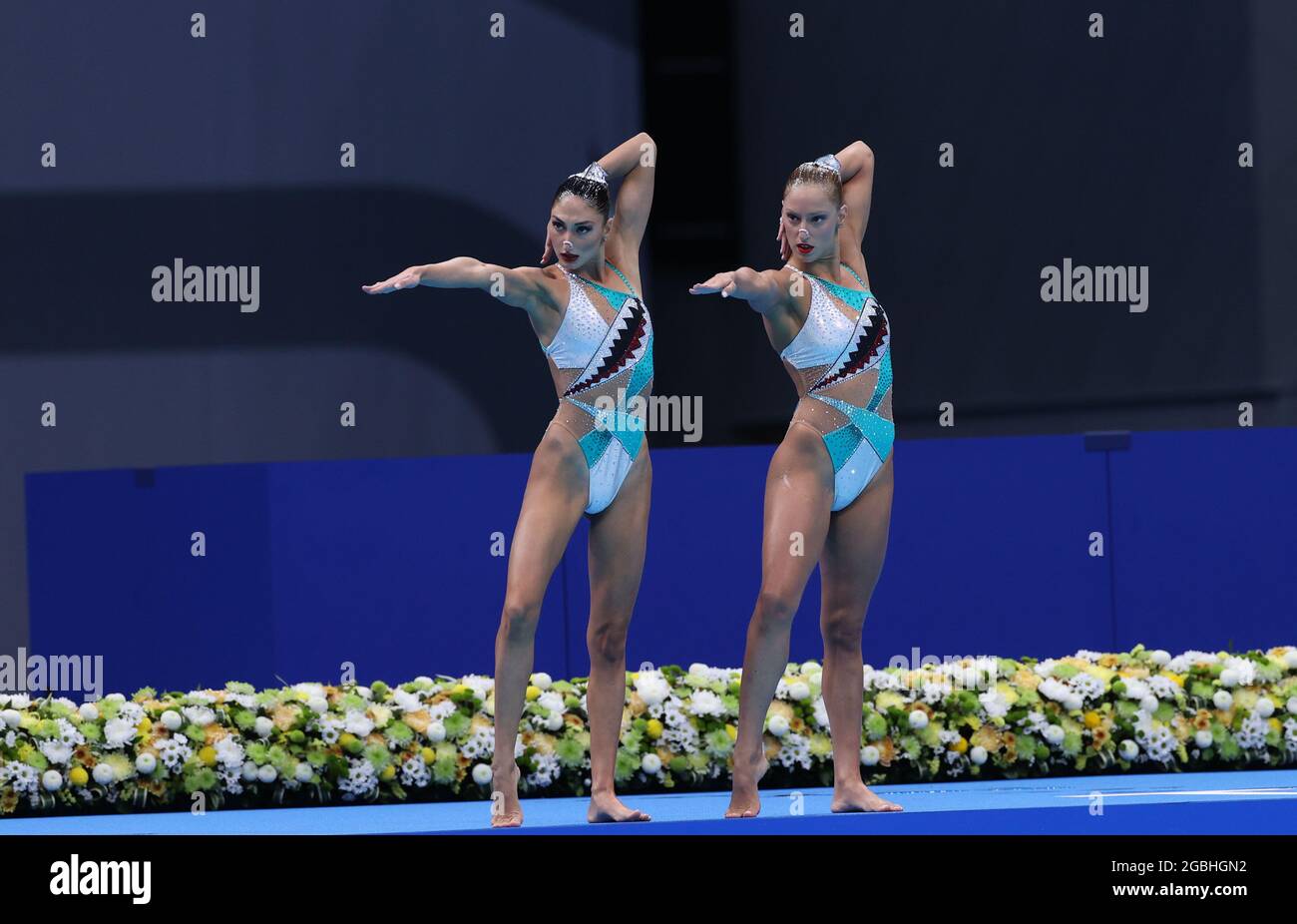 Tokyo. 2 agosto 2021. Foto scattata il 2 agosto 2021 mostra Evangelia Papazoglou e Evangelia Platanioti di Grecia che si esibiscono durante il primo round del duetto femminile libero di routine delle Olimpiadi del 2020 a Tokyo, Giappone. La Grecia si è ritirata dalle competizioni artistiche di nuoto dopo che cinque membri del team hanno provato positivi per COVID-19. Credit: Ding Xu/Xinhua/Alamy Live News Foto Stock