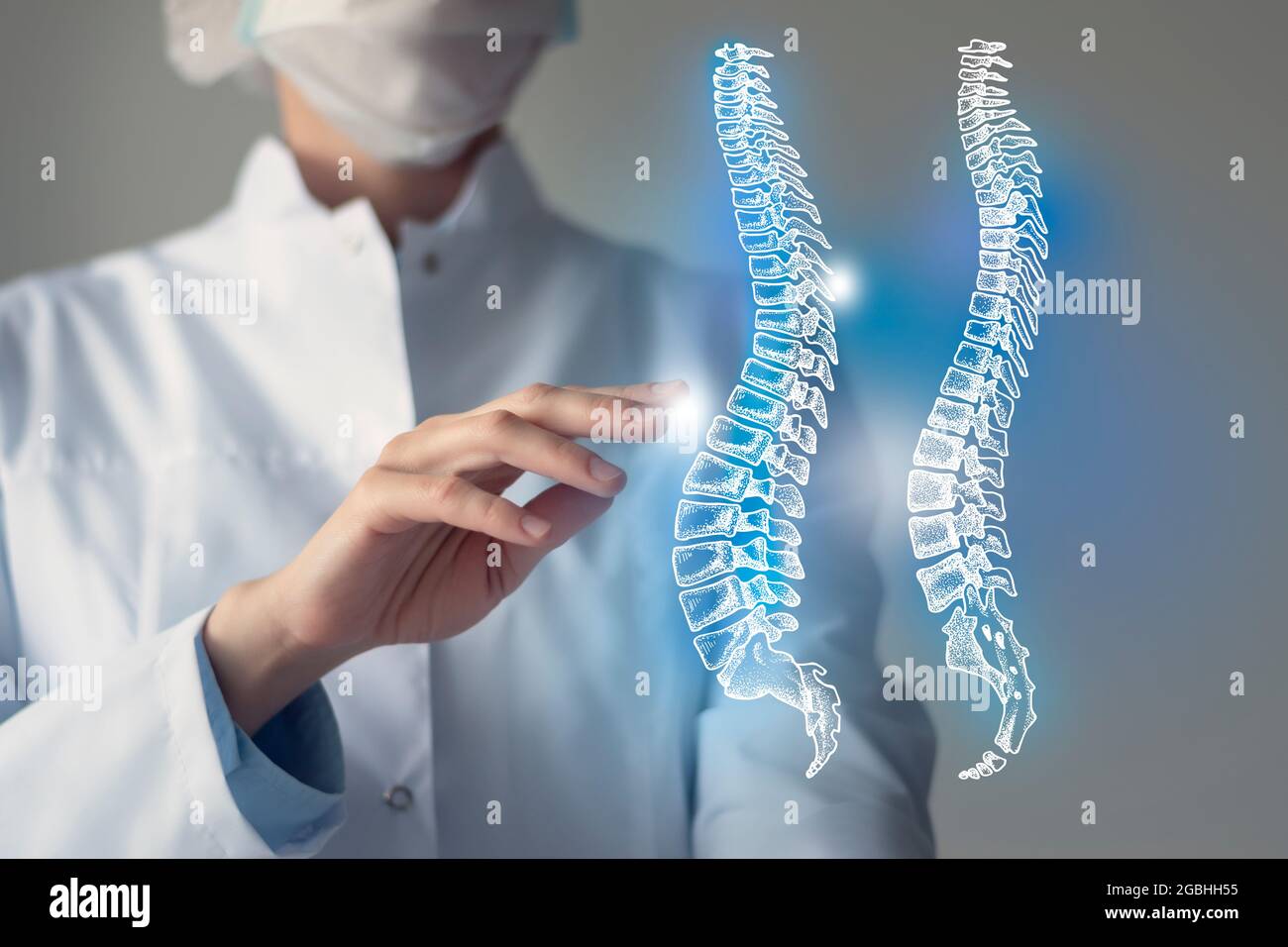 La dottoressa tocca la colonna virtuale in mano. Foto sfocata, organo umano lavorato a mano, evidenziato in blu come simbolo di guarigione. Assistenza sanitaria ospedaliera Foto Stock