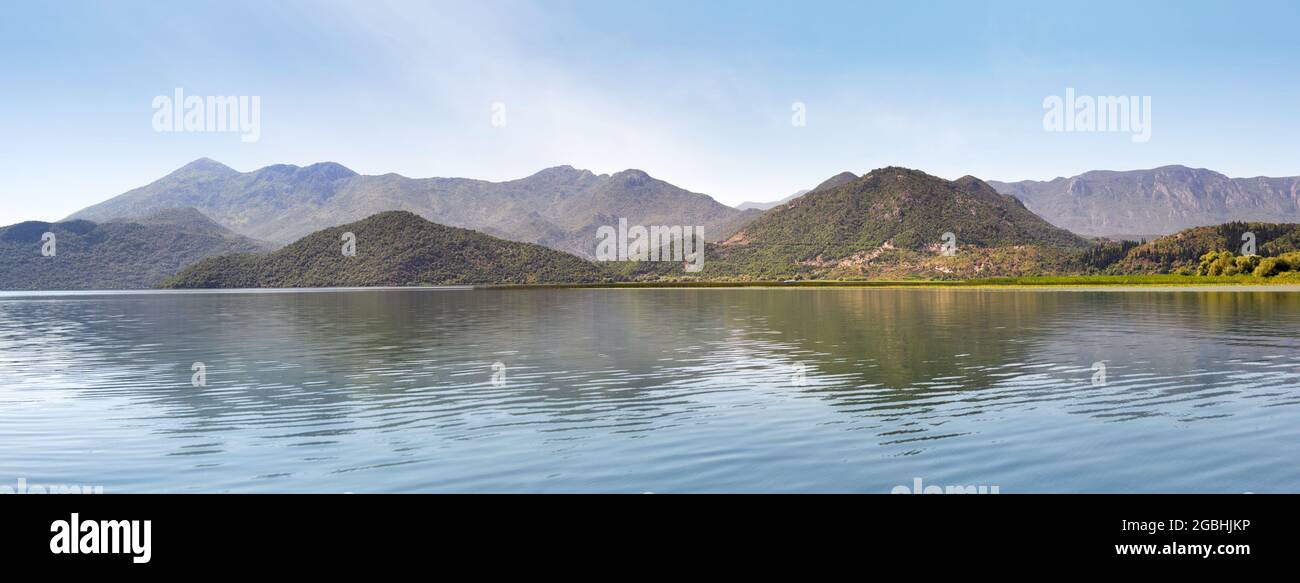 Gite in barca sullo splendido lago Skadar. Montenegro. Foto Stock