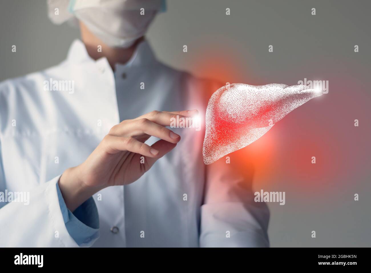 Il medico femminile tocca il fegato virtuale in mano. Foto sfocata, organo umano cucito a mano, evidenziato in rosso come simbolo di malattia. Assistenza ospedaliera co Foto Stock