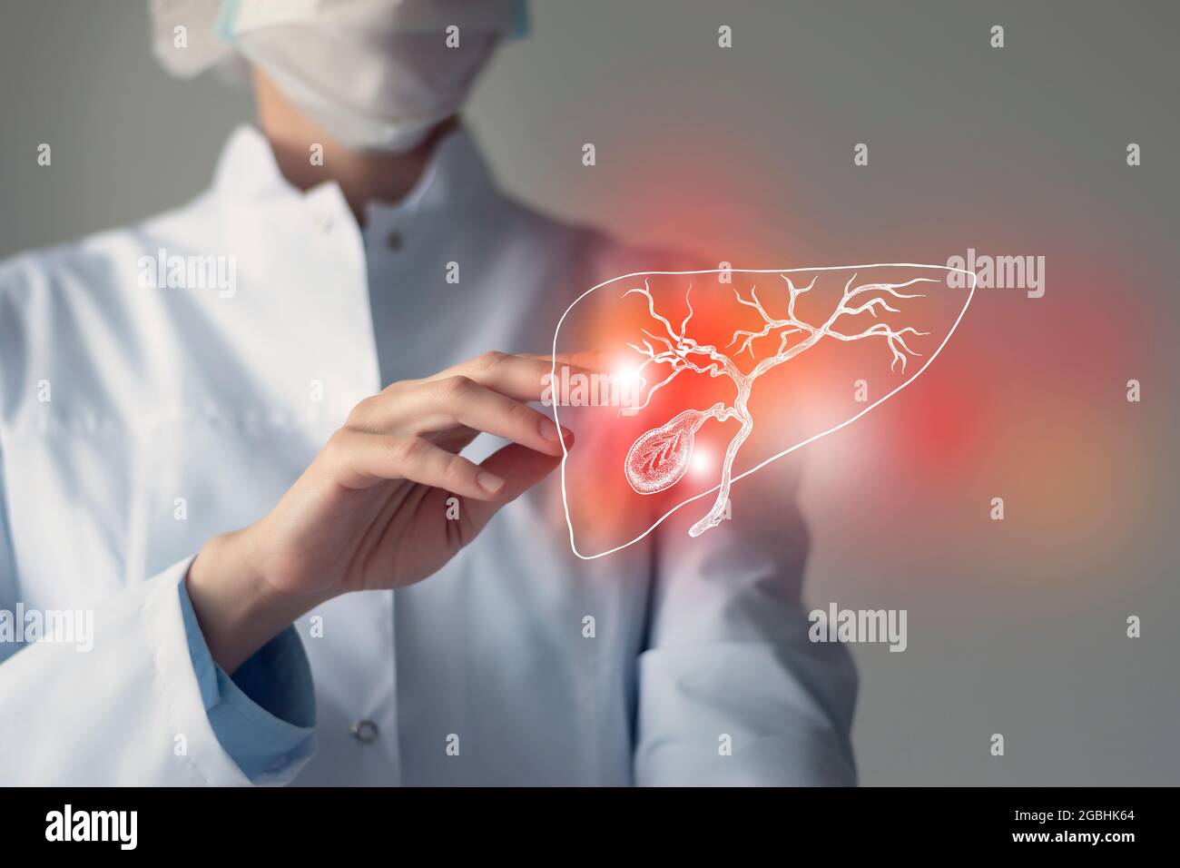 La dottoressa tocca la vescica di gallina virtuale in mano. Foto sfocata, organo umano cucito a mano, evidenziato in rosso come simbolo di malattia. Assistenza ospedaliera sanitaria Foto Stock