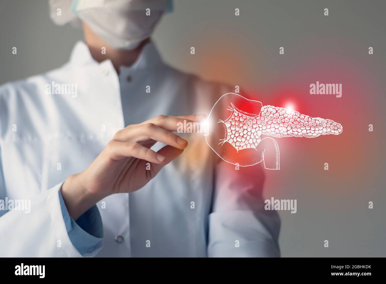 Il medico femminile tocca il pancreas virtuale in mano. Foto sfocata, organo umano cucito a mano, evidenziato in rosso come simbolo di malattia. Assistenza sanitaria ospedaliera Foto Stock