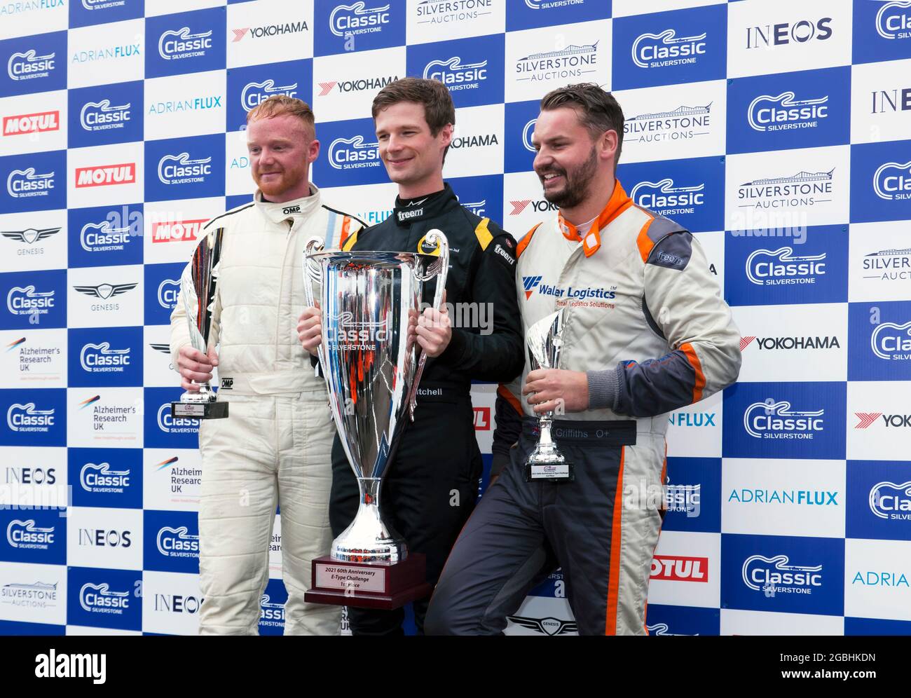 Il podio per i vincitori della e-Type Challenge, al Silverstone Classic 2021, con Jon Minshaw 1°, ben Mitchell 2° e Danny Winstanley 3°, Foto Stock