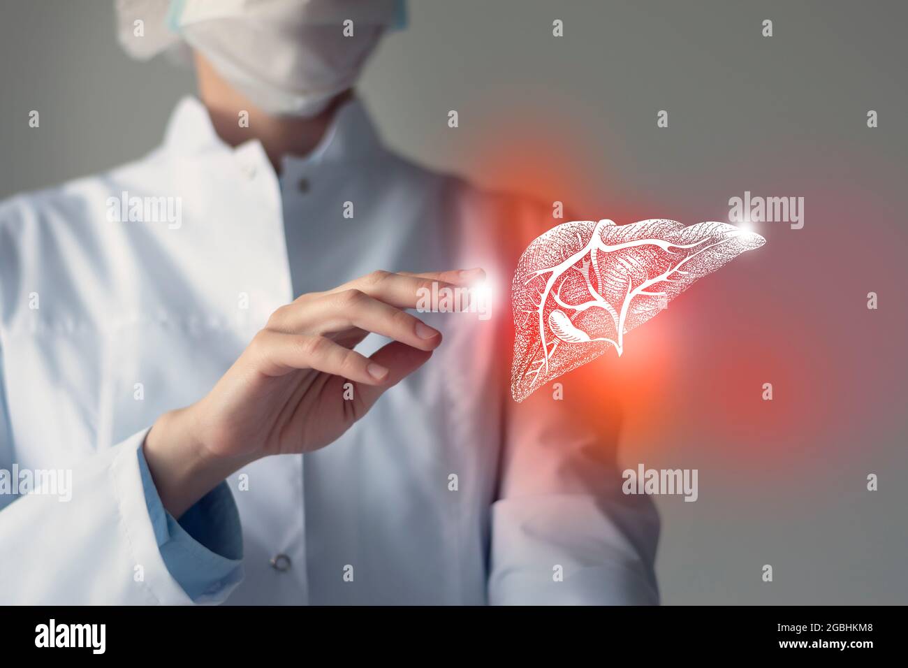 Il medico femminile tocca il fegato virtuale in mano. Foto sfocata, organo umano cucito a mano, evidenziato in rosso come simbolo di malattia. Assistenza ospedaliera co Foto Stock