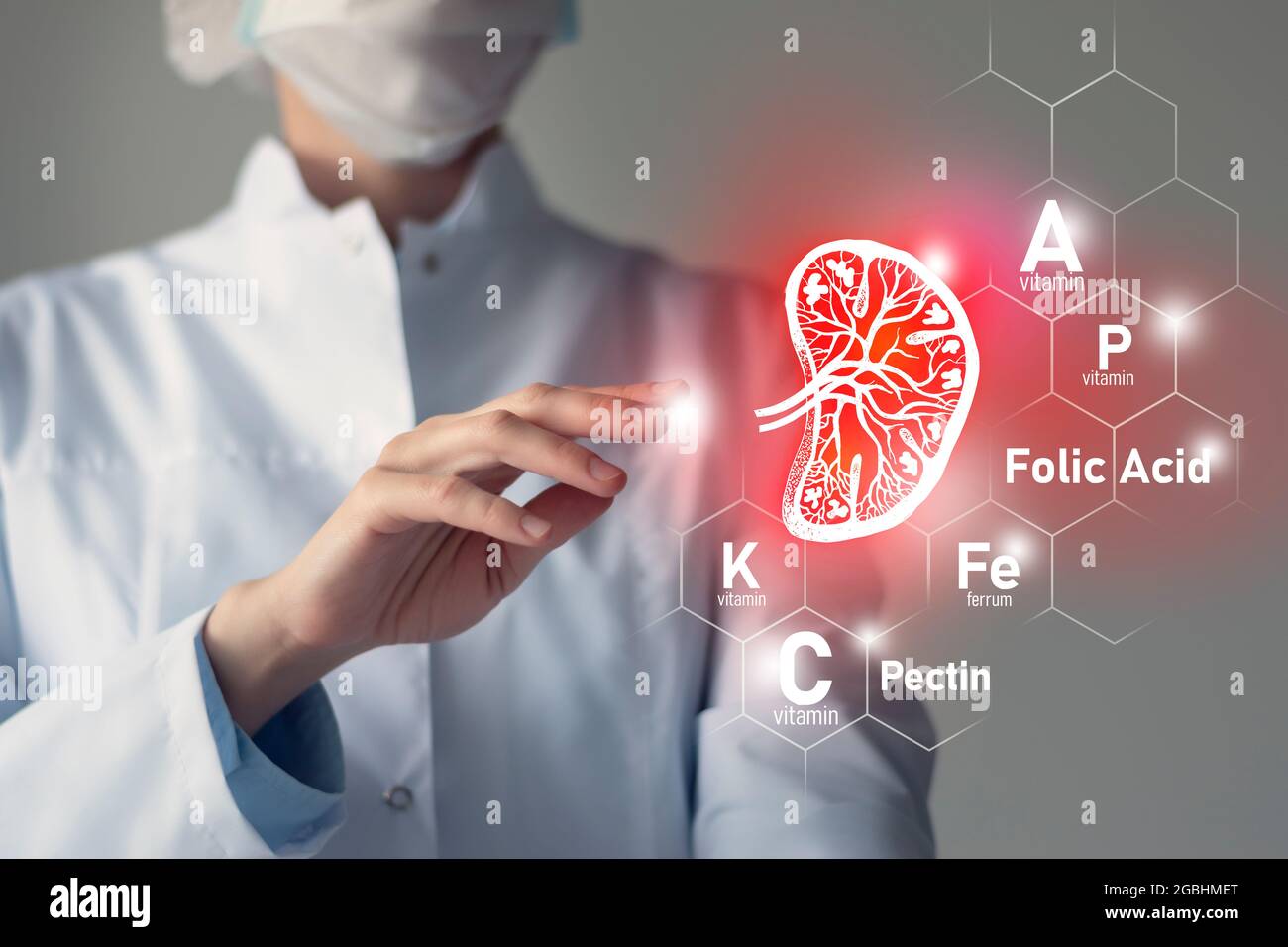 Sostanze nutritive essenziali per la salute della milza, tra cui pectina, acido folico, vitamina P, ferro. Ritratto offuscato del medico che tiene evidenziato disegno di schizzo rosso Foto Stock