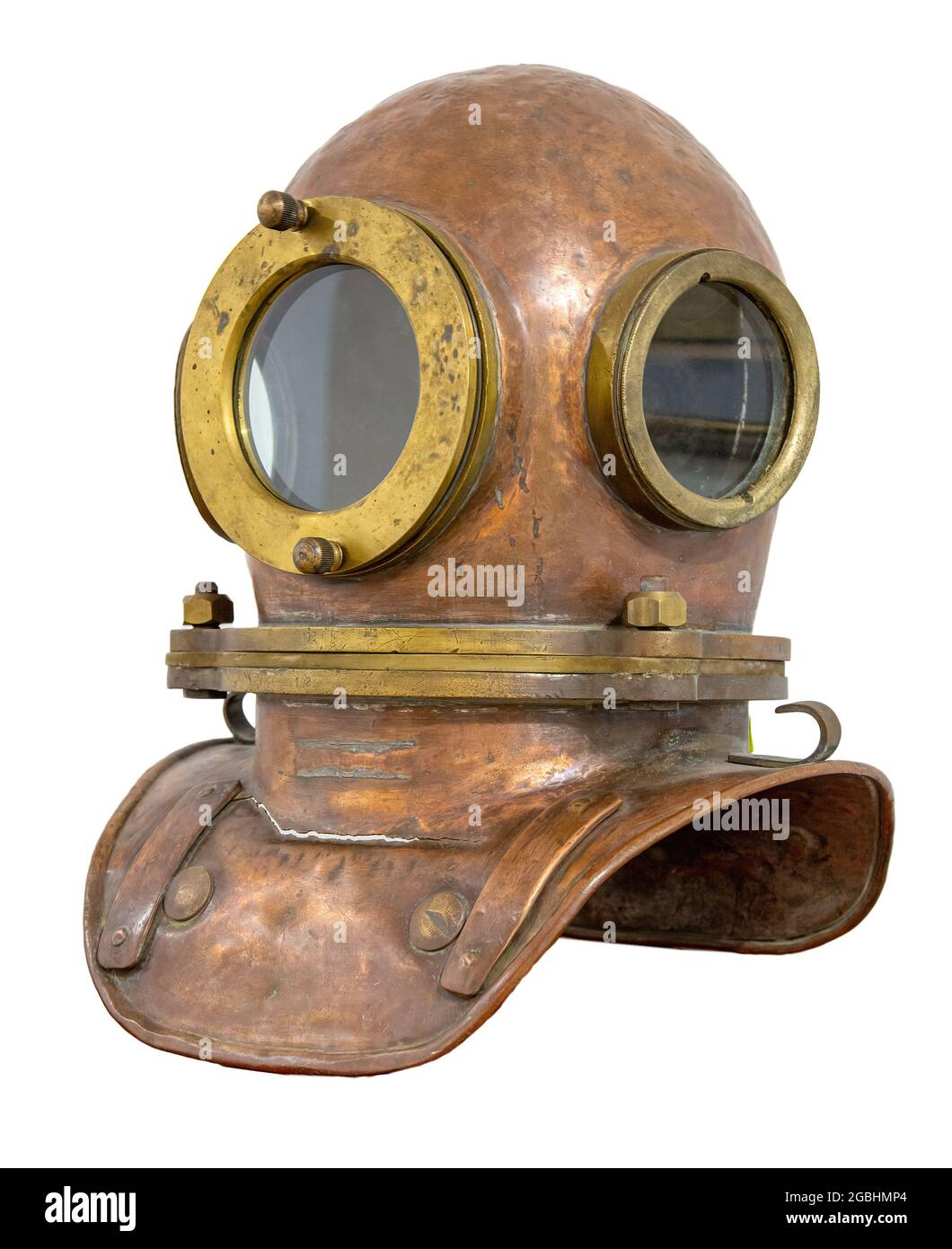 Antico casco scuba in metallo con percorso di taglio isolato su sfondo  bianco. Tuta subacquea in rame d'epoca profonda Foto stock - Alamy
