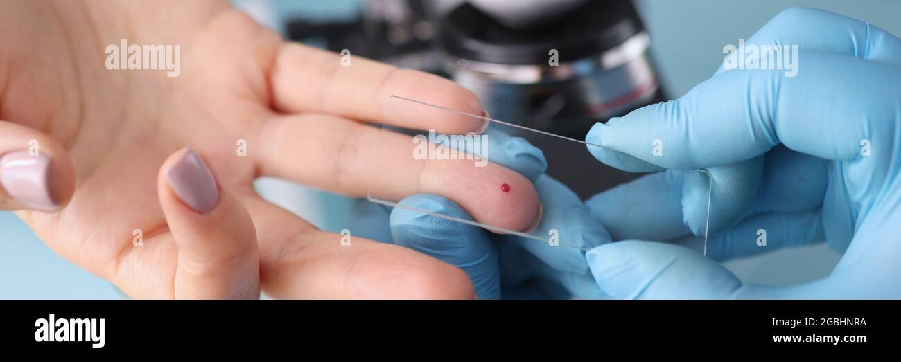 Esecuzione di un esame del sangue per l'esame nei pazienti Foto Stock