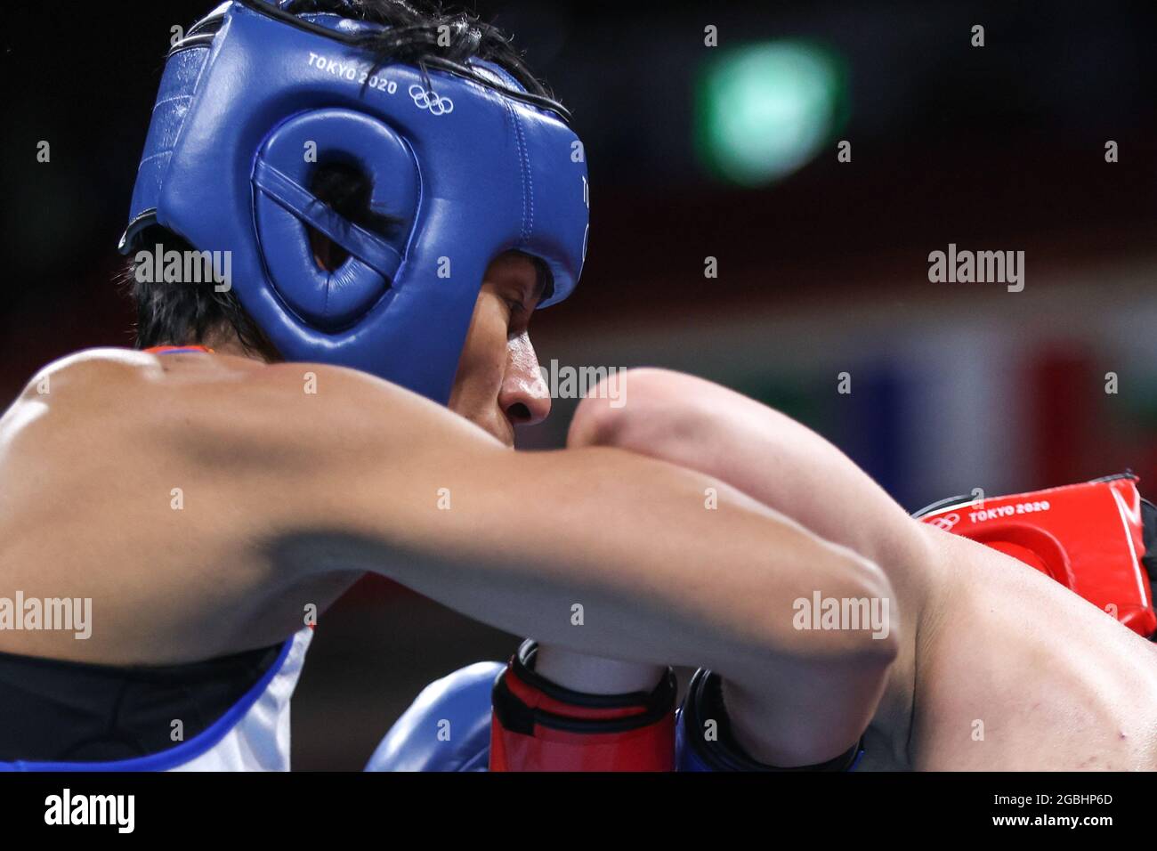 Tokyo, Giappone. 4 agosto 2021. Lovlina Borgohain (L) dell'India compete con Busenaz Surmeneli della Turchia durante la semifinale della donna di boxe (64-69kg) ai Giochi Olimpici di Tokyo 2020 a Tokyo, Giappone, 4 agosto 2021. Credit: Ou Dongqu/Xinhua/Alamy Live News Foto Stock