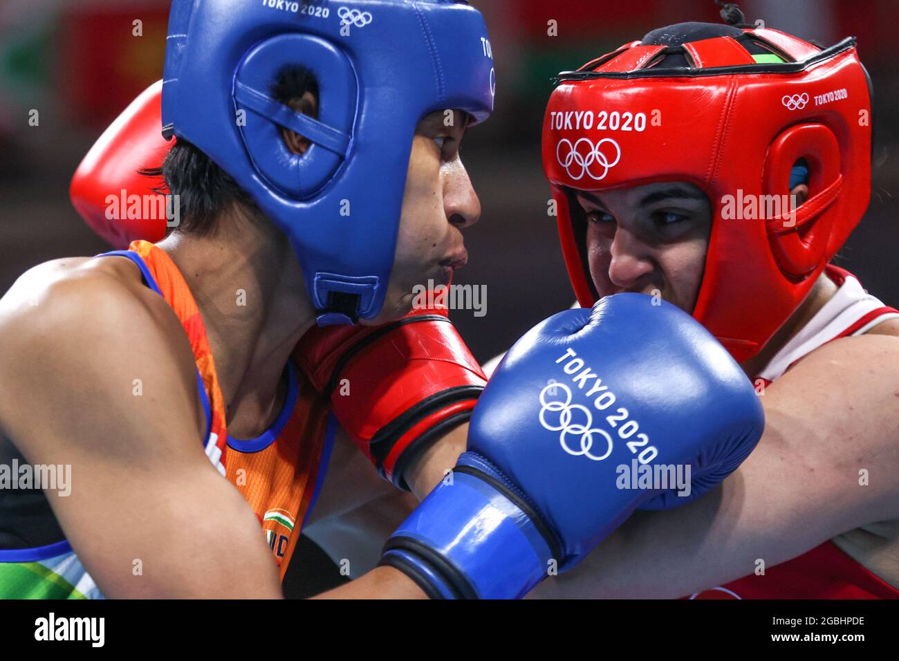 Tokyo, Giappone. 4 agosto 2021. Busenaz Surmeneli (R) della Turchia compete con Lovlina Borgohain dell'India durante la semifinale della donna di boxe (64-69kg) ai Giochi Olimpici di Tokyo 2020 a Tokyo, Giappone, 4 agosto 2021. Credit: Ou Dongqu/Xinhua/Alamy Live News Foto Stock