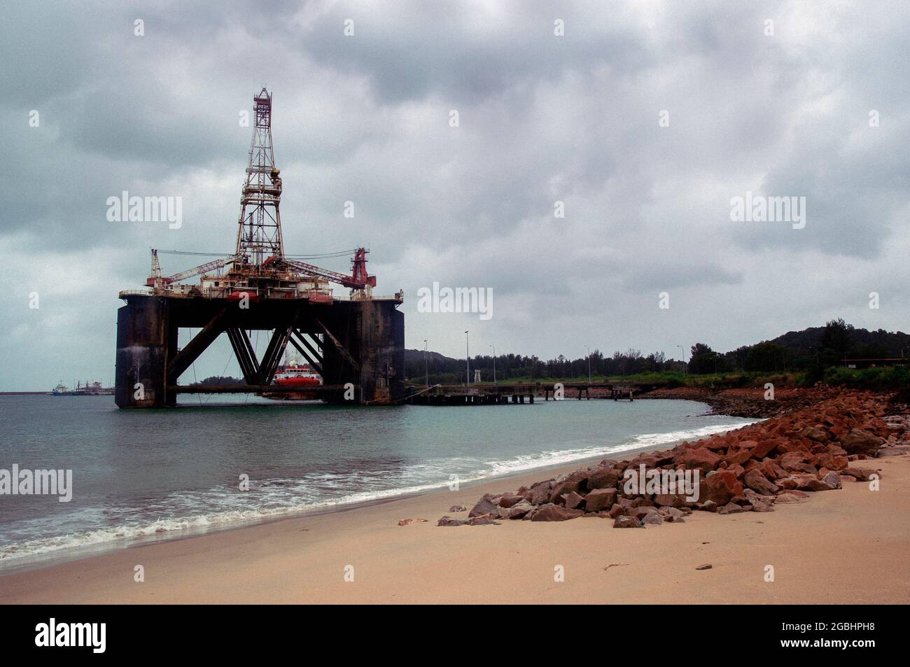perforazione di piattaforme offshore in mare Foto Stock