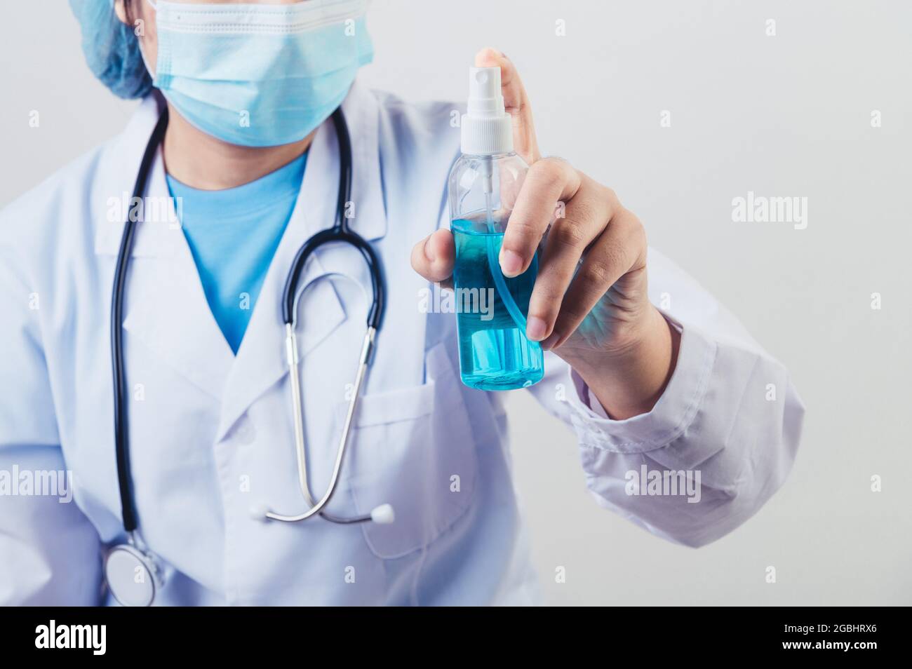 Il medico spray disinfettante per le mani o dispensatore di gel per pulire le mani e uccidere virus e batteri nell'aria dopo la visita dei pazienti. Persone di salute medica Foto Stock