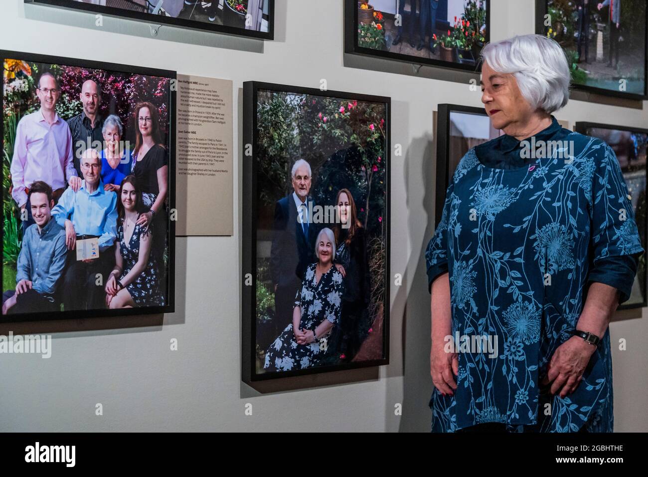 Londra, Regno Unito. 4 agosto 2021. Joan Salter MBE, un sopravvissuto all'olocausto, accanto al suo ritratto - Generations: Ritratti dei sopravvissuti all'olocausto una nuova mostra all'IWM di Londra. In corso dal 6 agosto 2021 al 7 gennaio 2022 è una nuova mostra fotografica presso l'IWM London che riunisce oltre 50 ritratti contemporanei dei sopravvissuti all'olocausto e delle loro famiglie. Credit: Guy Bell/Alamy Live News Foto Stock
