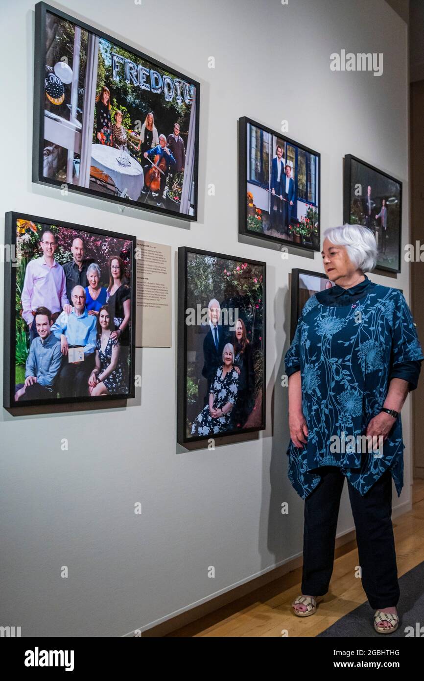 Londra, Regno Unito. 4 agosto 2021. Joan Salter MBE, un sopravvissuto all'olocausto, accanto al suo ritratto - Generations: Ritratti dei sopravvissuti all'olocausto una nuova mostra all'IWM di Londra. In corso dal 6 agosto 2021 al 7 gennaio 2022 è una nuova mostra fotografica presso l'IWM London che riunisce oltre 50 ritratti contemporanei dei sopravvissuti all'olocausto e delle loro famiglie. Credit: Guy Bell/Alamy Live News Foto Stock