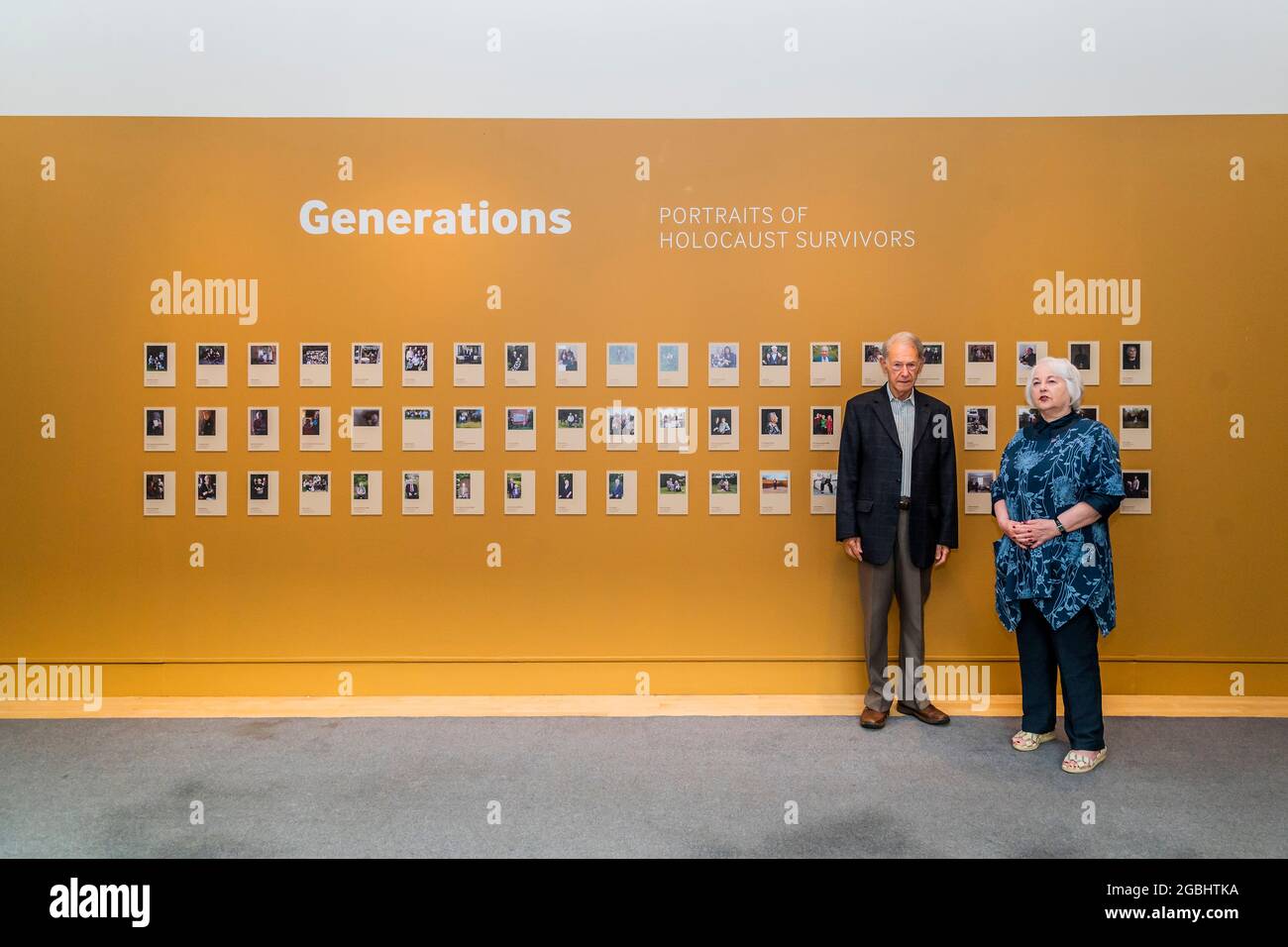 Londra, Regno Unito. 4 agosto 2021. John Hajdu MBE e Joan Salter MBE, sopravvissuti all'Olocausto - Generations: Ritratti dei sopravvissuti all'Olocausto una nuova mostra all'IWM di Londra. In corso dal 6 agosto 2021 al 7 gennaio 2022 è una nuova mostra fotografica presso l'IWM London che riunisce oltre 50 ritratti contemporanei dei sopravvissuti all'olocausto e delle loro famiglie. Credit: Guy Bell/Alamy Live News Foto Stock