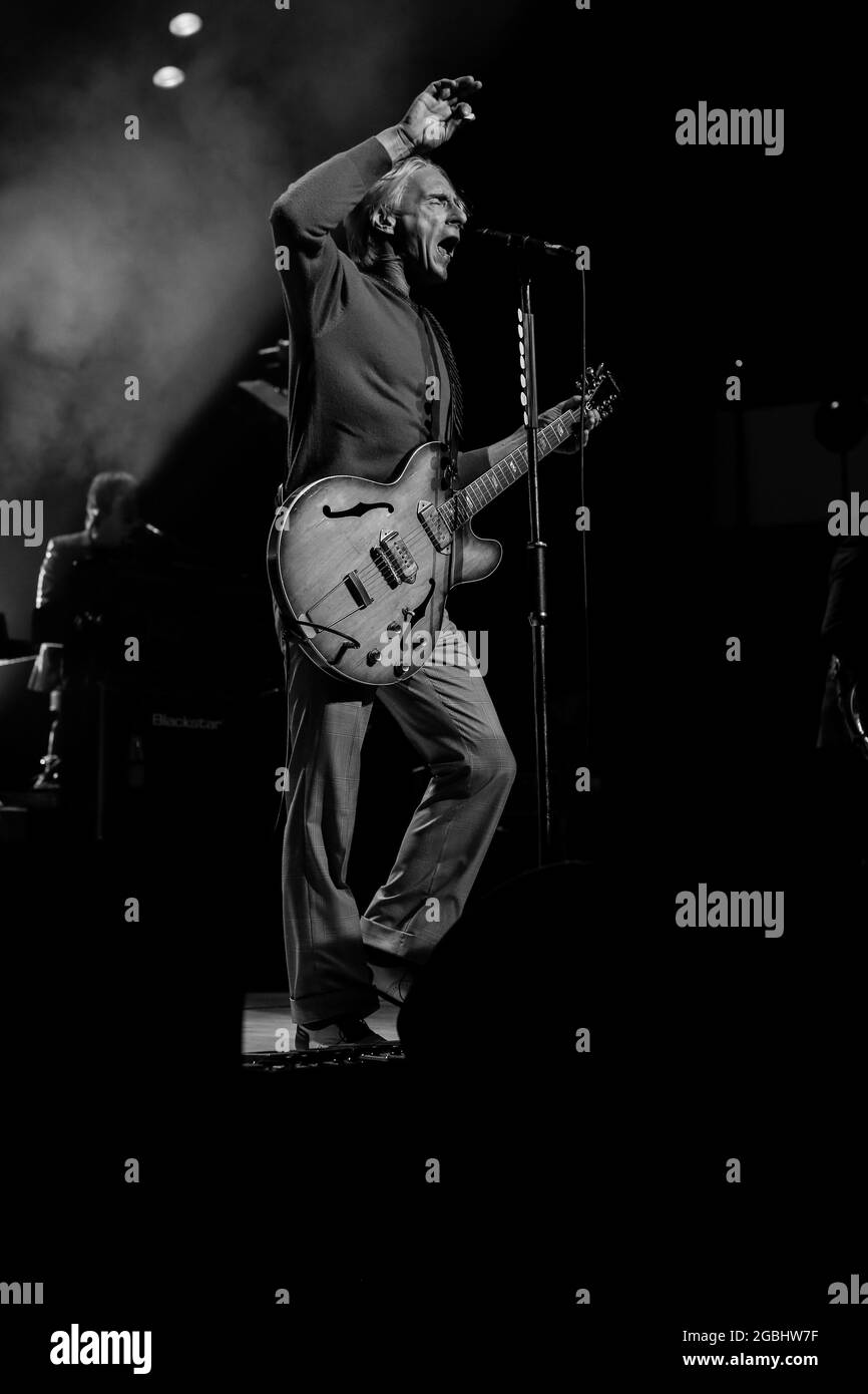 Il musicista, cantante e cantautore inglese Paul Weller si esibisce sul palco alla Waterfront Hall di Belfast. Foto Stock