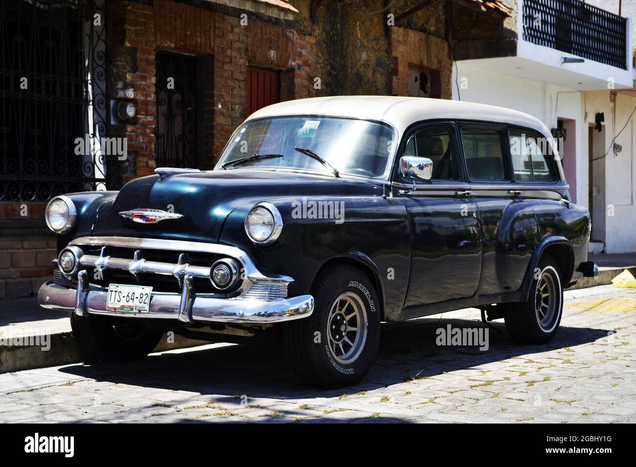 ATLIXCO, MESSICO - 16 aprile 2013: Atlixco, Puebla, Messico, 15 luglio 2013: Bella Cadillac parcheggiata con fuoco selettivo Foto Stock