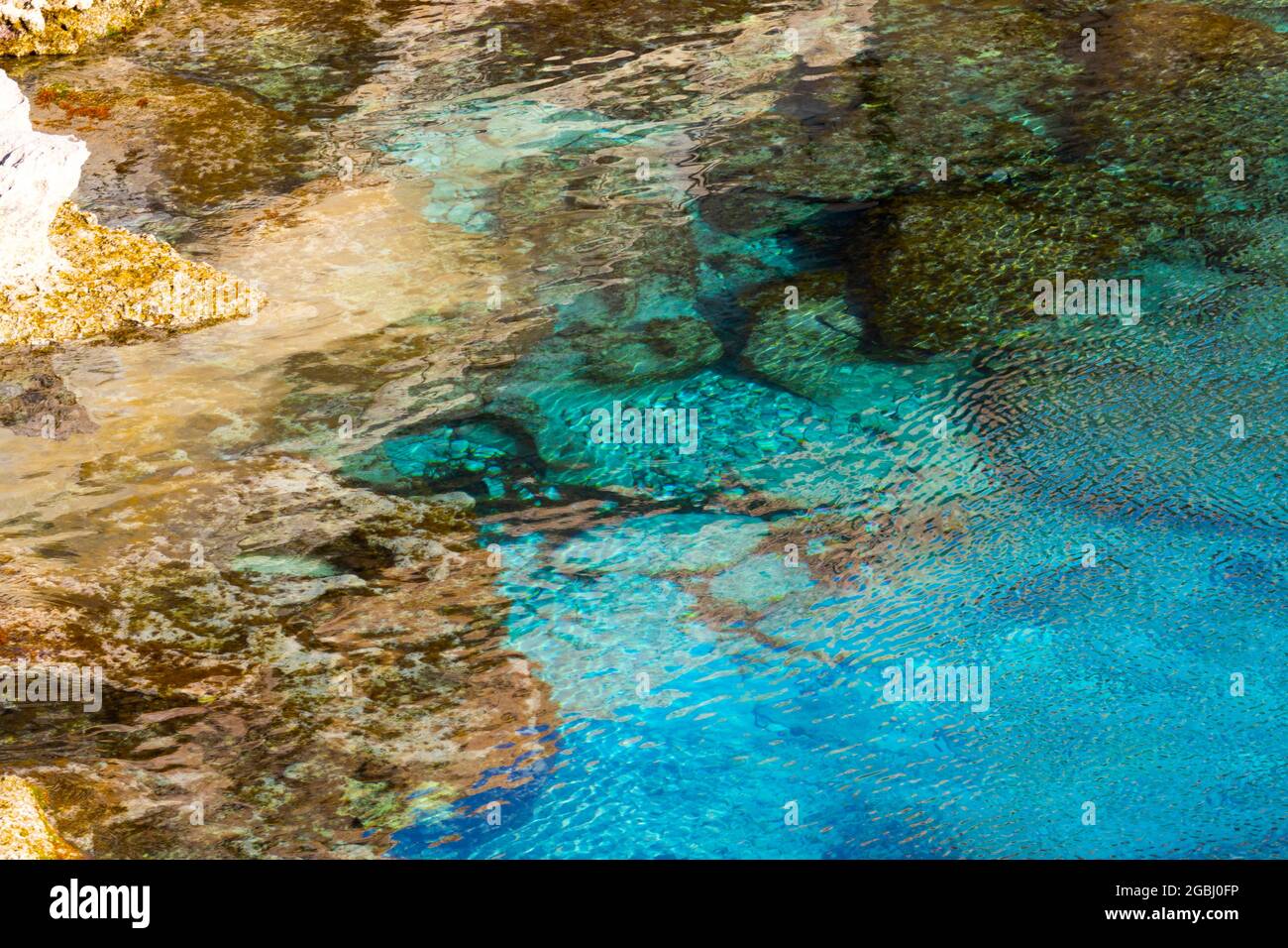 Acqua chiara blu acquamarina texture con rocce, mare Mediterraneo spiaggia, CopySpace Foto Stock