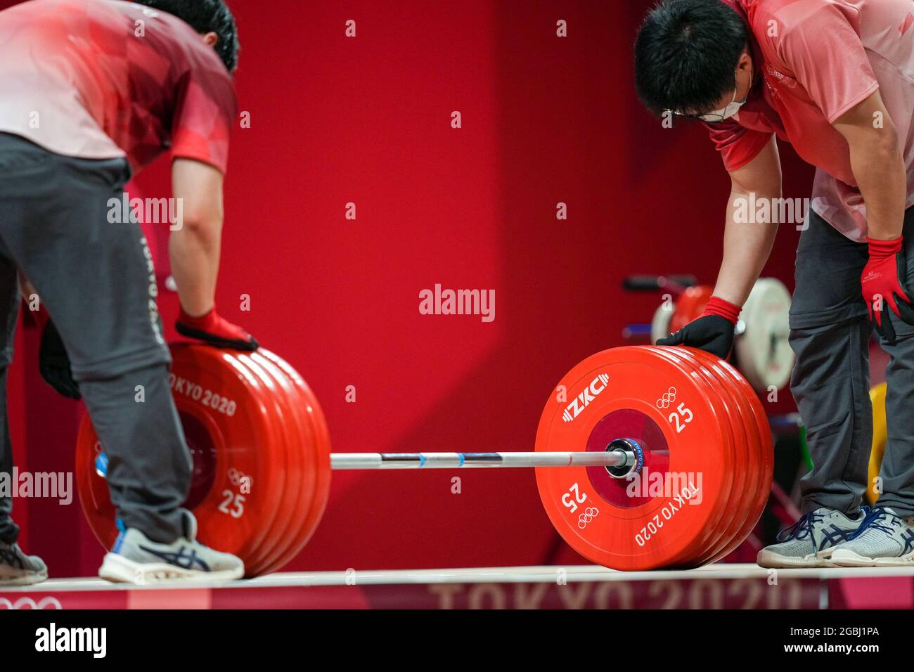 TOKYO, GIAPPONE - 4 AGOSTO: I membri della giuria ufficiale che controllano i pesi mentre gli atleti stanno gareggiando su +109kg Gruppo A durante i Giochi Olimpici di Tokyo 2020 al Forum Internazionale di Tokyo il 4 agosto 2021 a Tokyo, Giappone (Foto di Ronald Hoogendoorn/Orange Pictures) Foto Stock