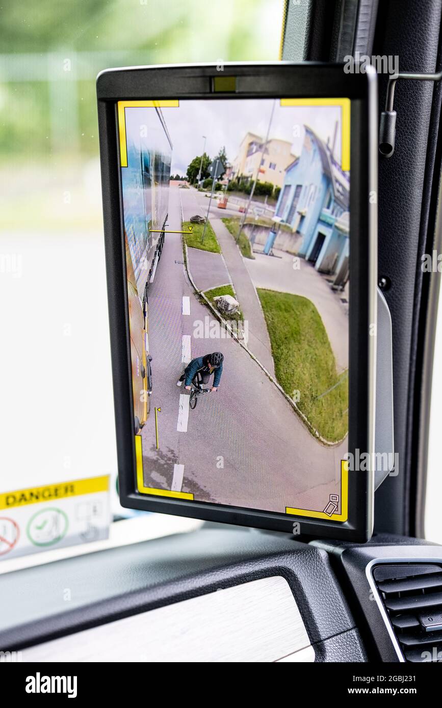 Schweitenkirchen, Germania. 04 agosto 2021. Durante un evento di stampa, viene visualizzato un ciclista nello specchietto retrovisore esterno digitale di un veicolo per dimostrare il sistema di sostituzione digitale degli specchietti "AN OptiView". MAN, produttore di veicoli industriali, vuole ridurre il numero di incidenti in curva con un nuovo assistente digitale dei punti ciechi che sostituisce gli specchietti tradizionali con telecamere e display. Credit: Attias Balk/dpa/Alamy Live News Foto Stock