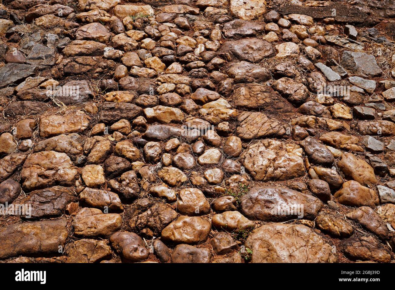 Pietre di pavimentazione tipiche nella città storica di Serro, Minas Gerais, Brasile Foto Stock