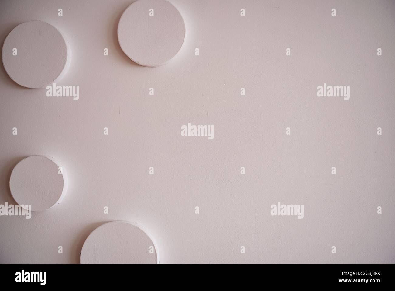 Moderna vernice grigia motivo geometricamente intonaco sfondo in bianco chiaro superficie senza cuciture Home muro carta Foto Stock